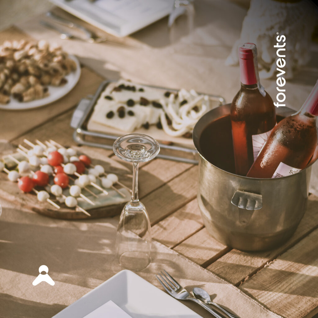 Das Bild zeigt einen Tisch mit Höppchen und Wein darauf.